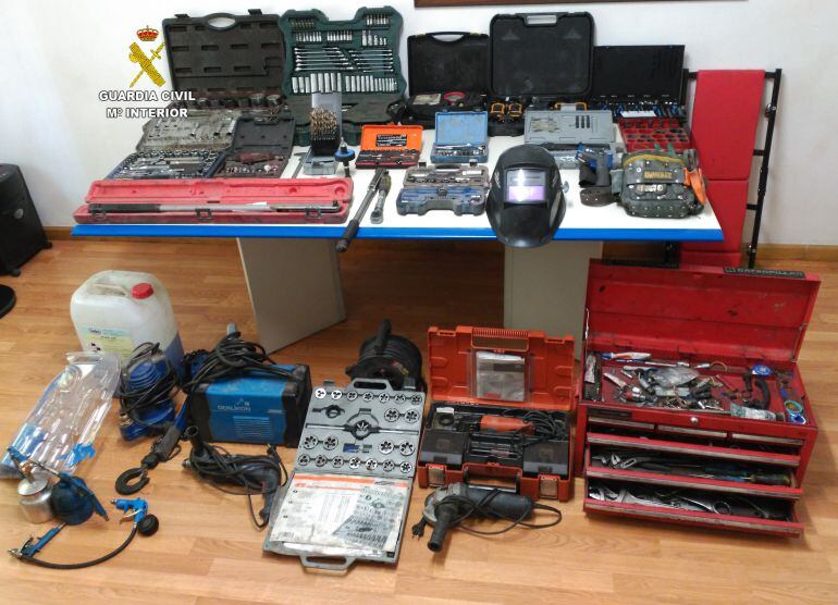 El individuo, de 43 años, llevaba las herramientas en una furgoneta