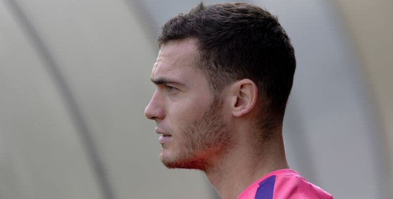 Vermaelen estará cinco meses más sin jugar 