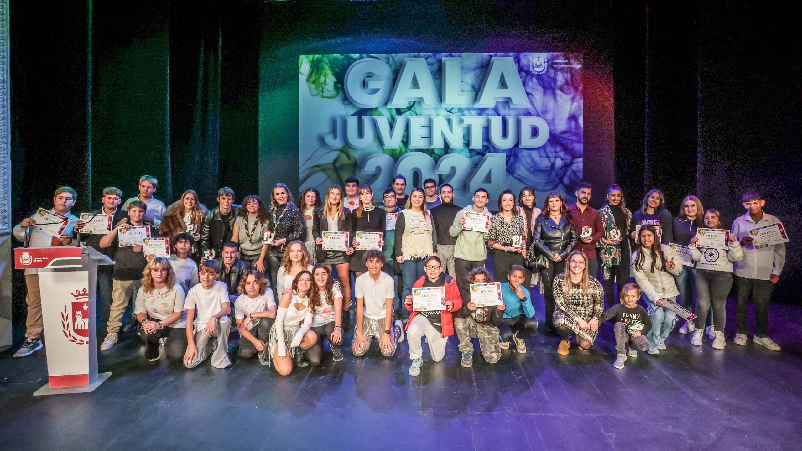 Los premiados en la Gala de Juventud junto a sus reconocimientos en el Teatro Castelar.