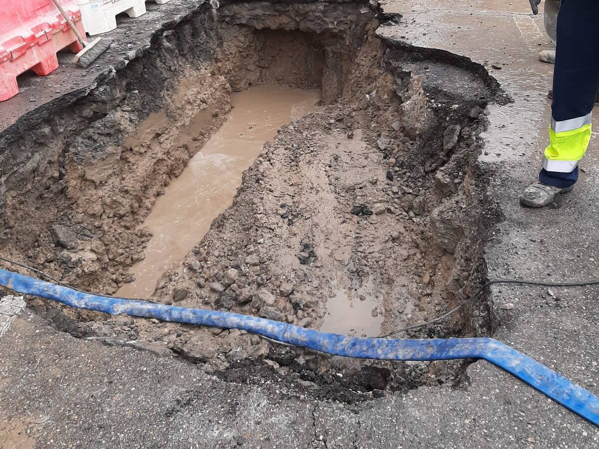 Una avería en la red de Aquavall corta Recondo y dificulta el tráfico en el centro de Valladolid