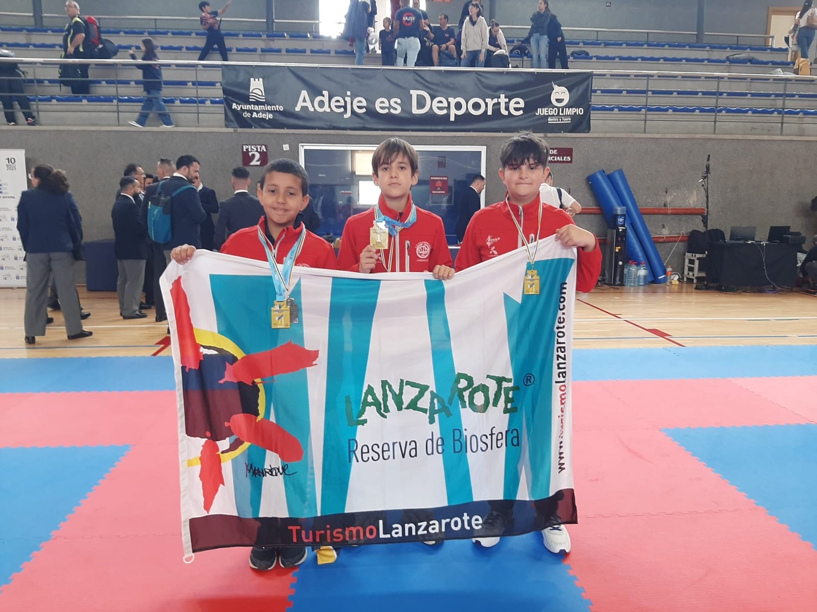 Karatekas del club Poliarrecife de Lanzarote en el Campeonato de Canarias en Edad Escolar de karate.