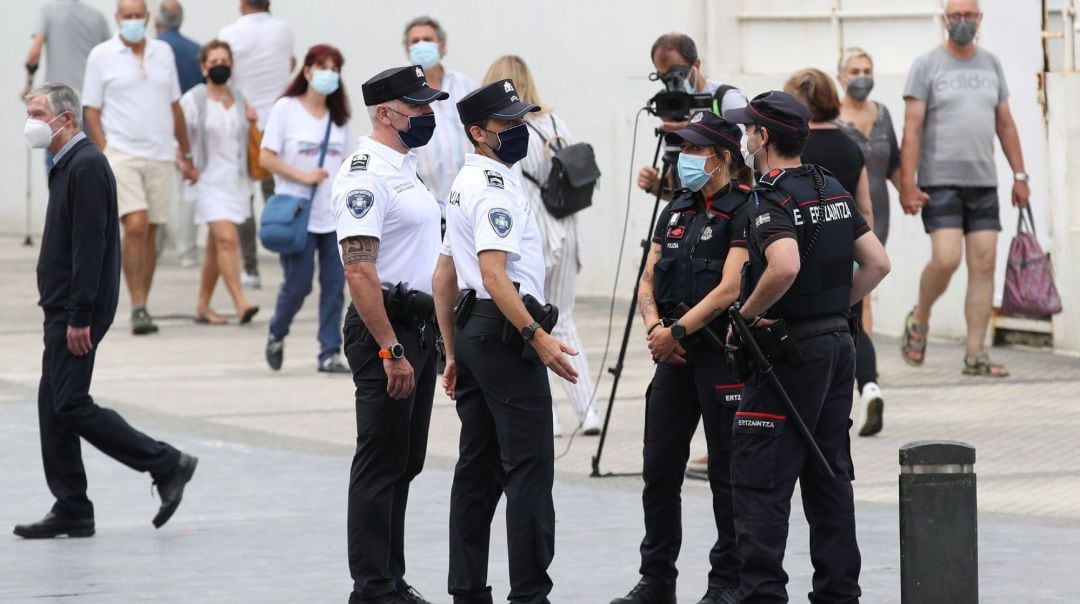 Agentes de la Ertzaintza y de la Guardia Municipal donostiarra patrullan este viernes en San Sebastián, donde responsables de ambos cuerpos han dado cuenta del operativo conjunto para el cumplimiento de la normativa contra la pandemia.