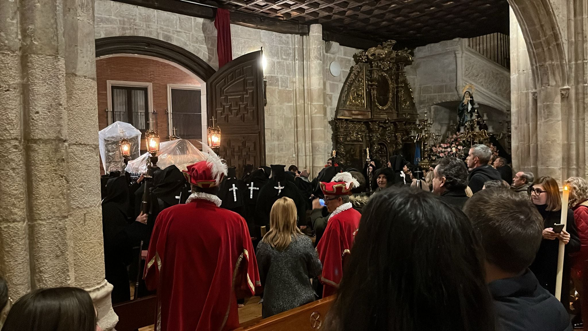 La imagen del Cristo Yacente protegido por un plástico vuelve a la iglesia de Santa María de Aranda sin poder procesionar