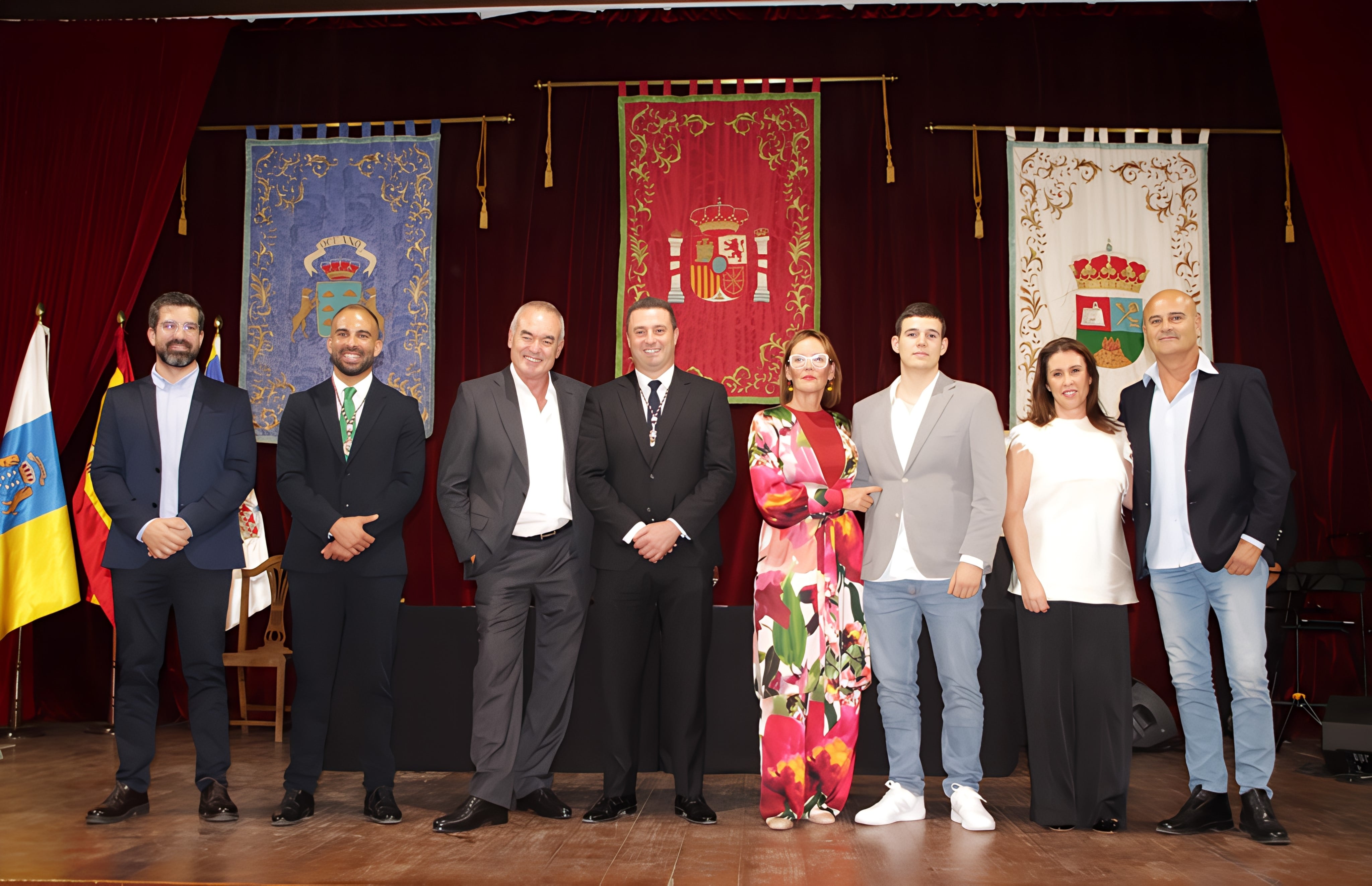 Familiares de Pascual Calabuig y autoridades municipales de Yaiza.