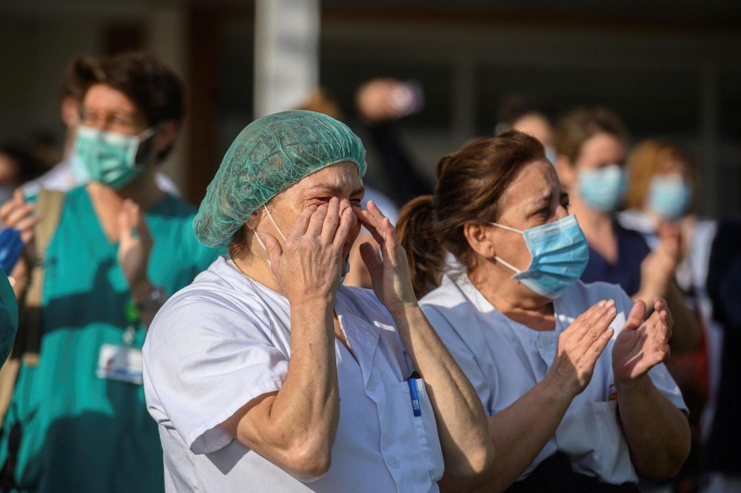 Imagen de archivo de dos sanitarias durante el aplauso que todo el personal recibía a las 20:00 durante el confinamiento