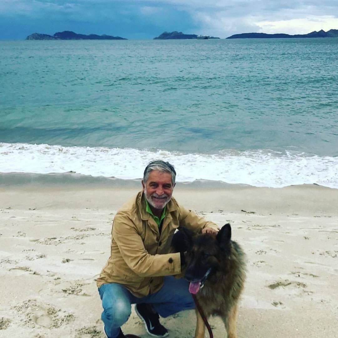 Paco Martínez en Samil, con las Cíes de fondo