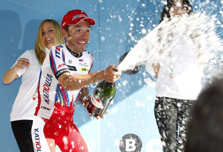 GRA278. ZUMARRAGA (GIPUZKOA), 08/04/2015.- El ciclista Joaquín Rodríguez (ESP/Katusha) celebra su victoria de etapa, durante la tercera etapa de la 55 edición de la Vuelta al País Vasco, en la localidad guipuzcoana de Zumarraga.EFE/Javier Etxezarreta.