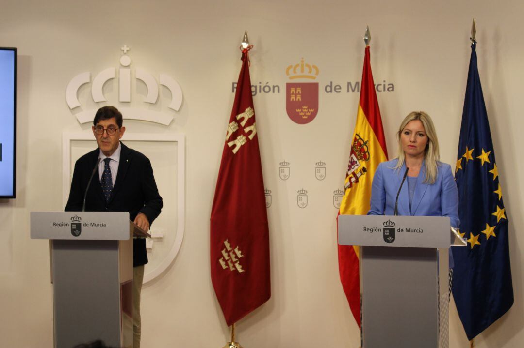 Manuel Villegas y Ana Martínez Vidal, en rueda de prensa tras la reunión del Consejo de Gobierno