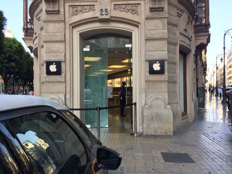 Robo en la tienda Apple en la calle Colón