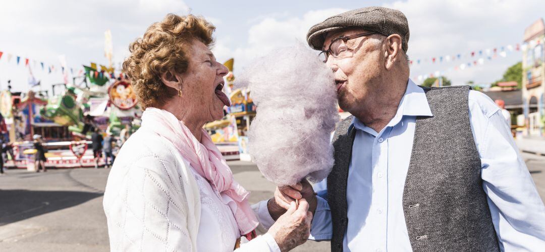 Pareja de jubilados en unas fiestas populares