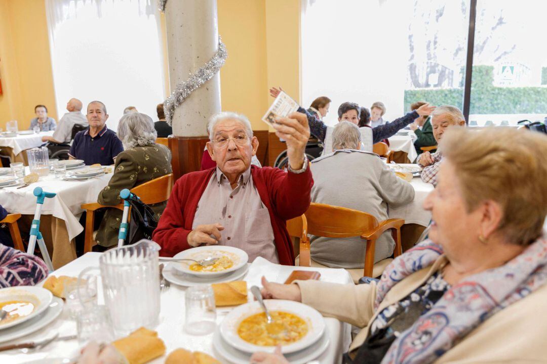 Los pensionistas de la residencia geriátrica San Fernando, en el Real Sitio de San Ildefonso-La Granja, donde se han repartido 4,5 millones de euros del sexto quinto premio, vendido en Segovia celebran su suerte.