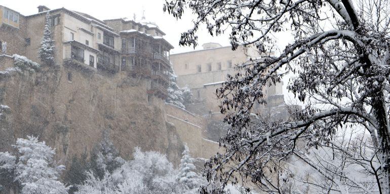 Cuenca ha amanecido este sábado cubierta por un manto blanco, aunque sin incidencias reseñables