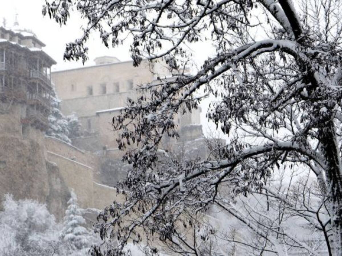 La nevada no crea problemas en Cuenca, pero obliga a usar cadenas en la Serranía