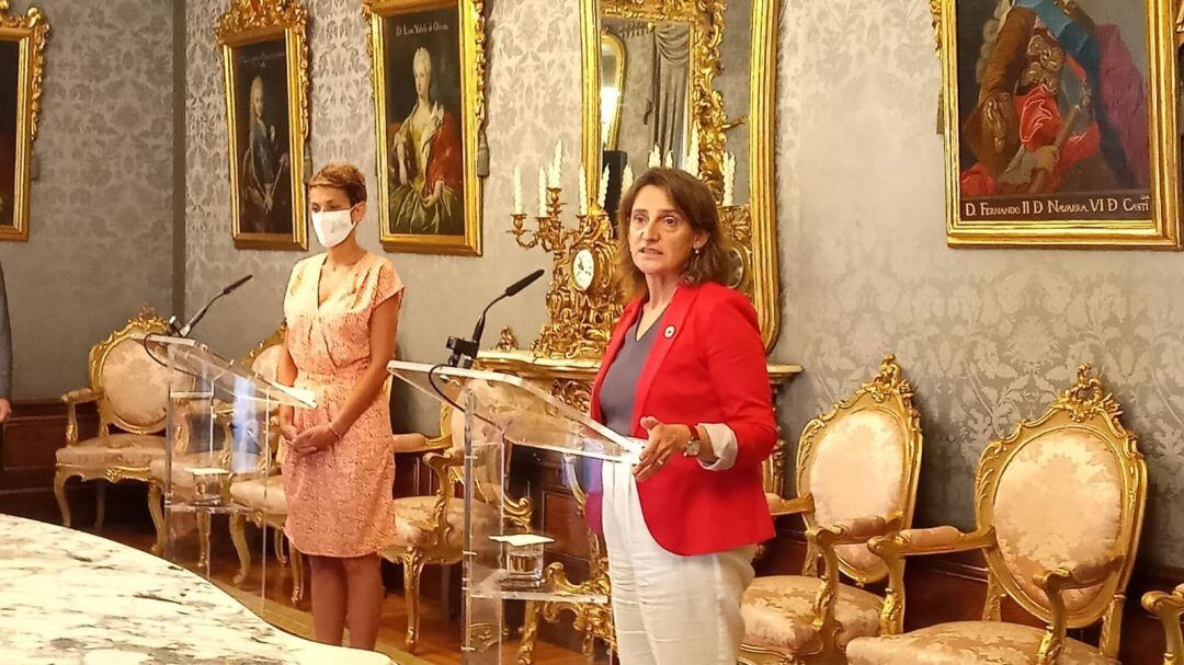 La presidenta del Gobierno de Navarra, María Chivite (i), y la ministra para la Transición Ecológica y el Reto Demográfico, Teresa Ribera, en una rueda de prensa en Pamplona. 
 