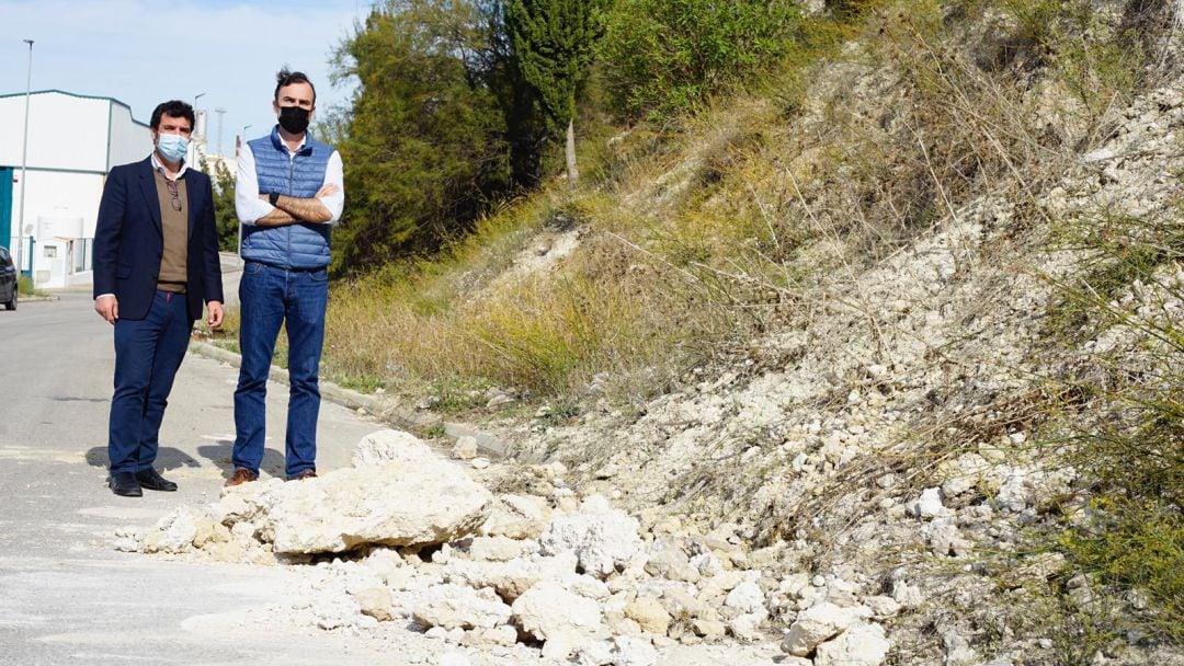 Jesús García y Manuel Méndez en la zona de los desprendimientos