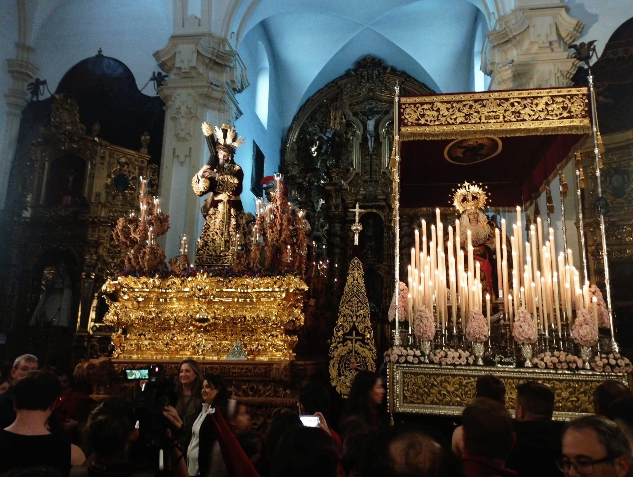 Imágenes de los titulares de la hermandad del Buen Suceso tras suspender su estación de penitencia.