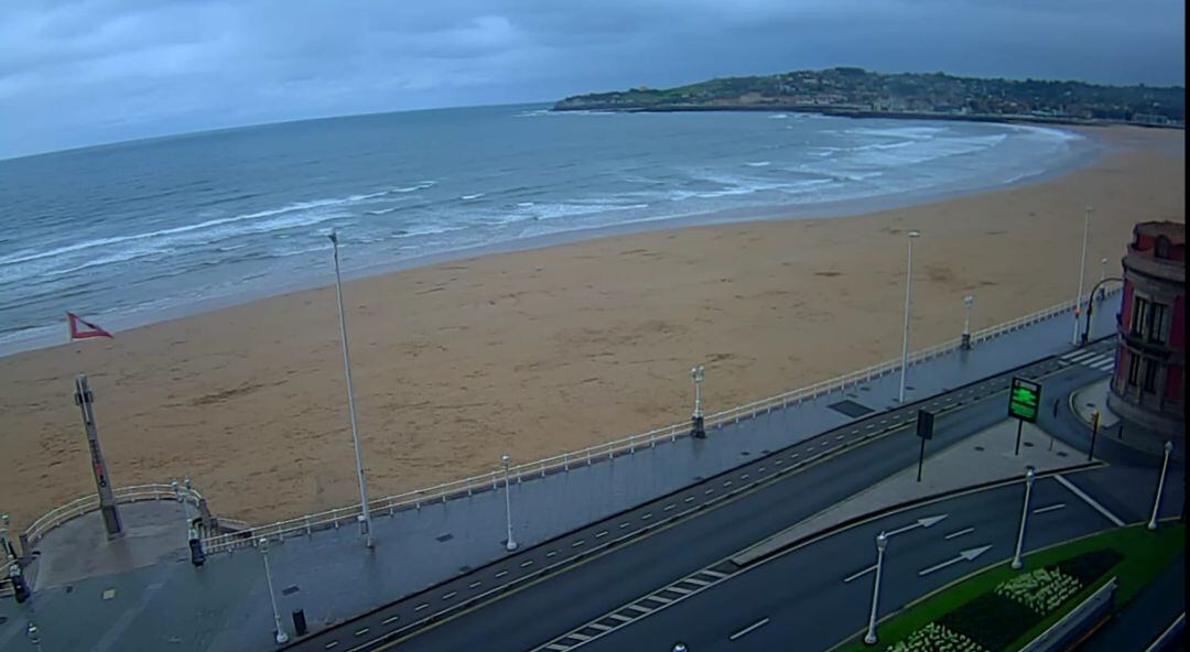 Playa de San Lorenzo completamente vacía.