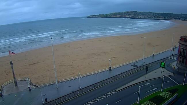 Playa de San Lorenzo completamente vacía.