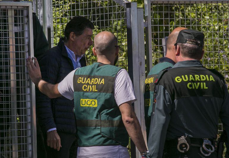 El expresidente de la Comunidad de Madrid Ignacio González es trasladado por la Guardia Civil.  