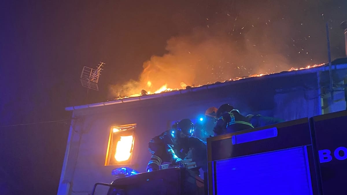 Vecinos de Berlanga y bomberos rescatan por la ventana de una vivienda en llamas a una octogenaria y a su hija