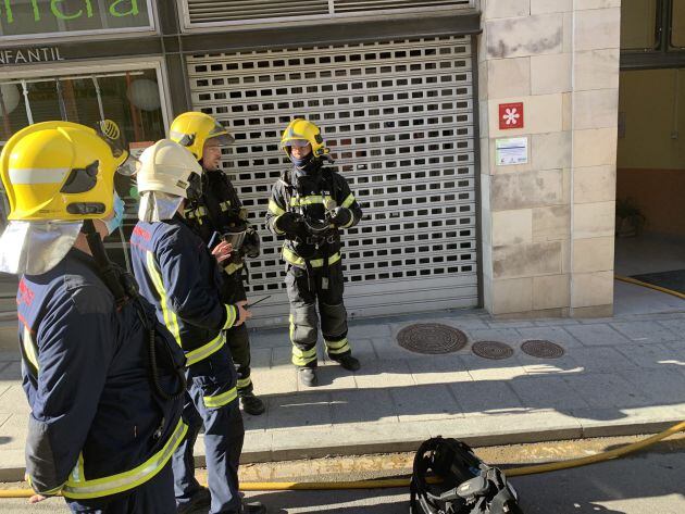 Bomberos tras la intervención en C/Fco. Medina