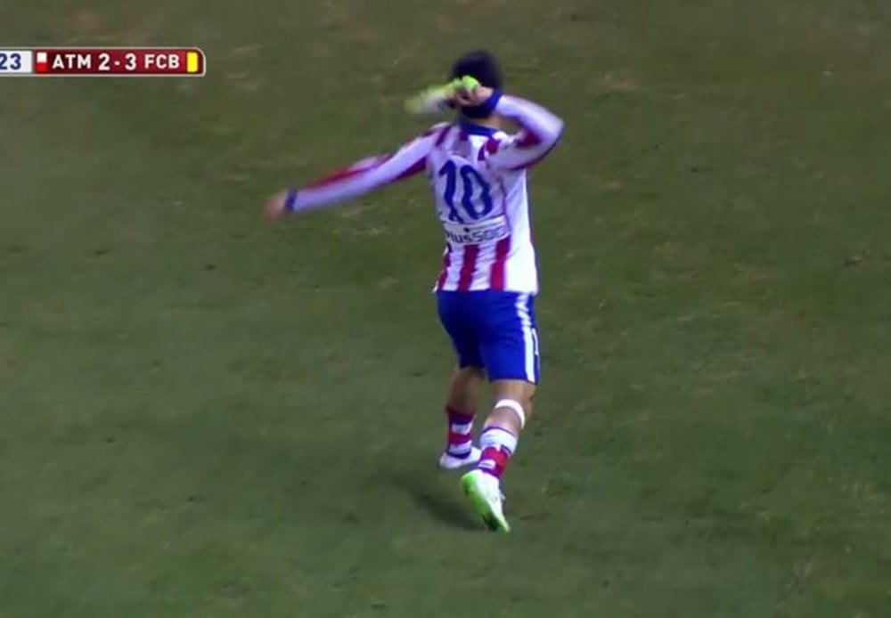 Arda Turan lanza una bota al linier