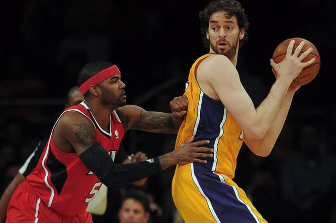 El jugador español Pau Gasol, de Los Angeles Lakers, en acción ante Josh Smith de los Atlanta Hawks durante un partido de la NBA