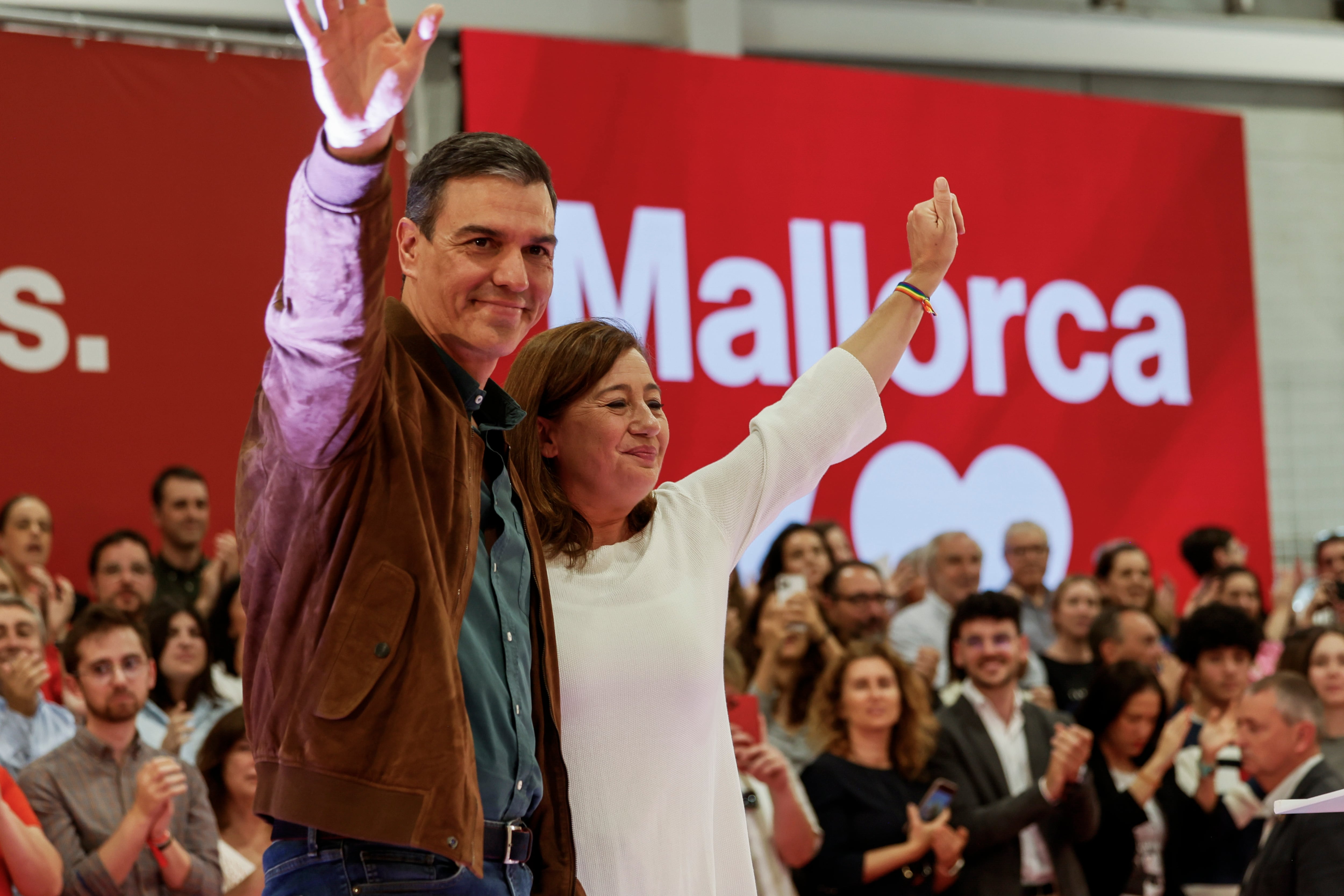 PALMA DE MALLORCA (ISLAS BALEARES), 17/05/2023.- El secretario general del PSOE y presidente del Gobierno, Pedro Sánchez (i), y la secretaria general del PSIB-PSOE, presidenta del Govern y candidata a la reelección, Francina Armengol, participan en un acto de campaña electoral este miércoles, en Palma de Mallorca (Islas Baleares). EFE/ Cati Cladera
