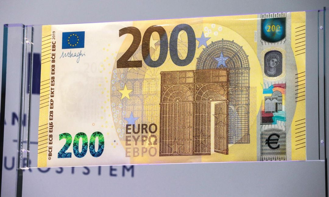 El nuevo billete de 200 euros es descubierto en la sede del Banco Central Europeo (BCE) en Fráncfort (Alemania)