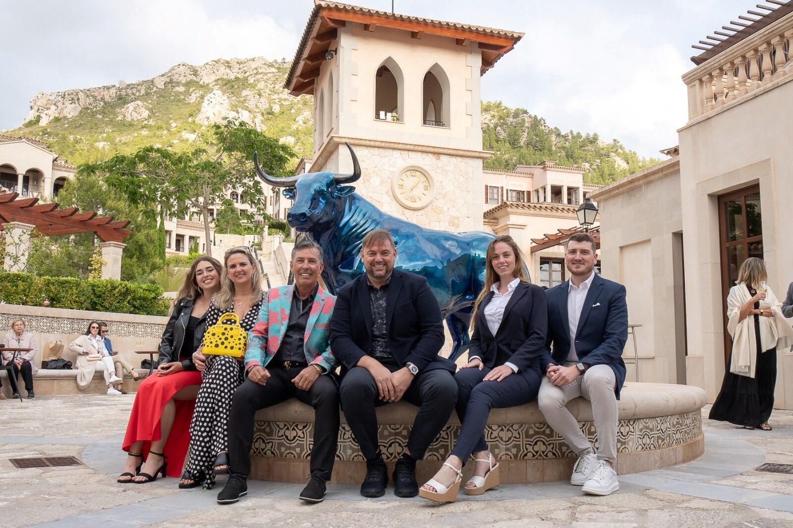 El artista Frank Krüger y el CEO de Cap Vermell Group, Toni Mir, junto a la familia del artista y miembros de Cap Vermell Grand Hotel.