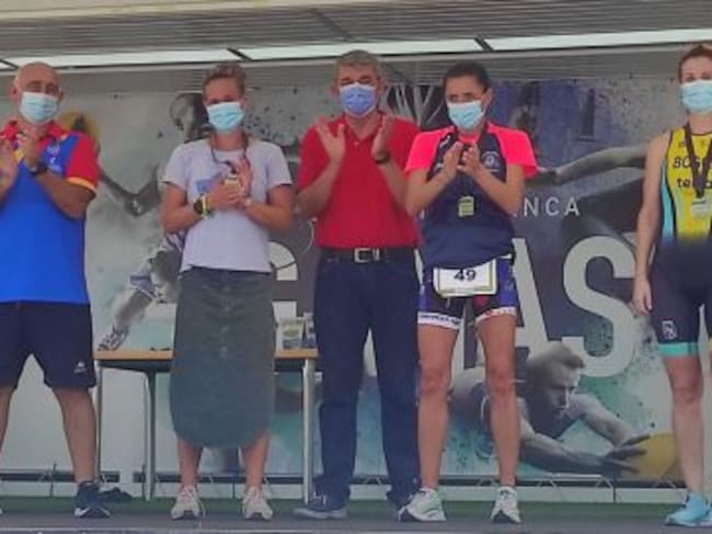 María Boscà, a la derecha, tercera en el triatlón de Guardamar del Segura.