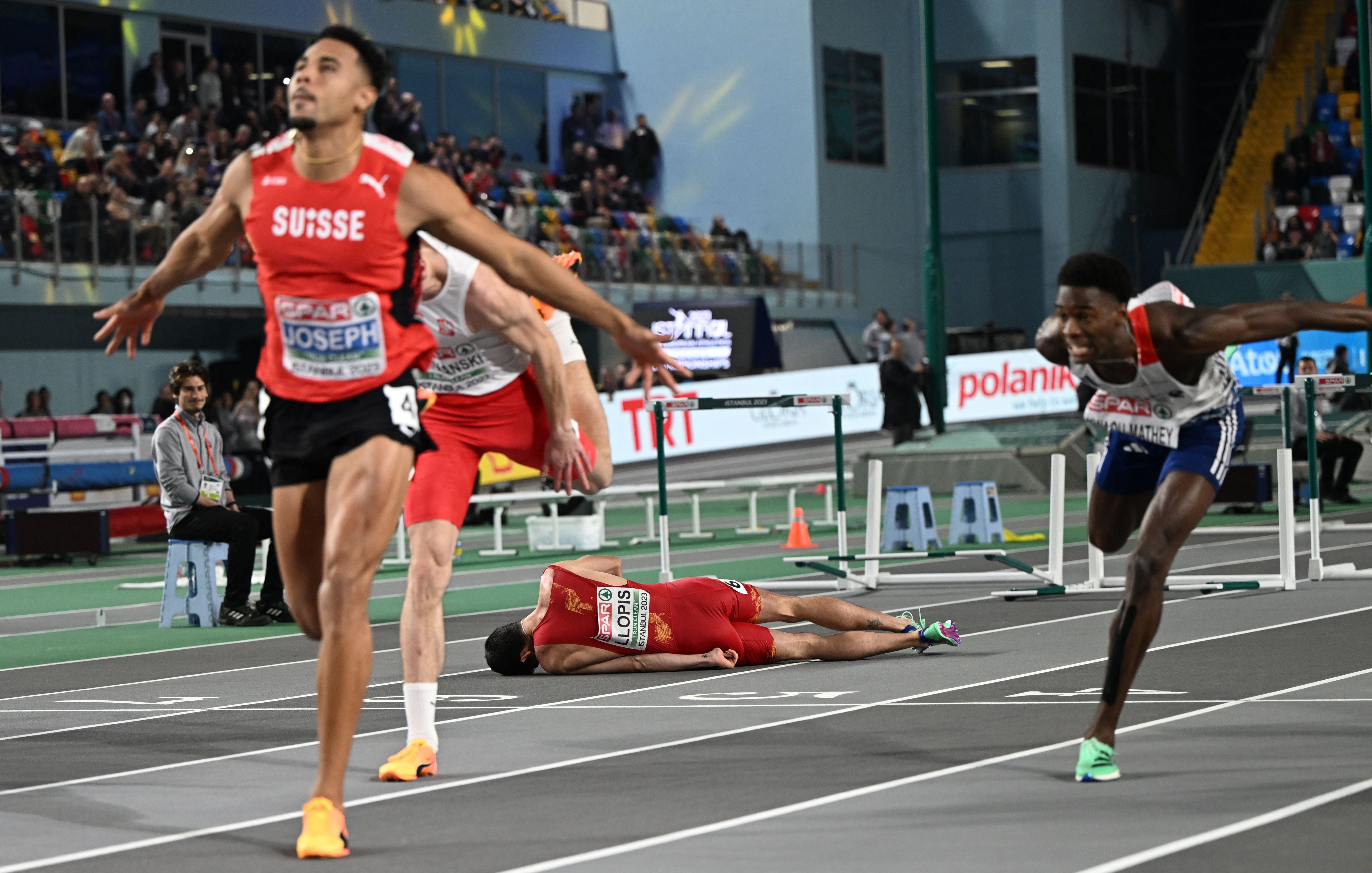 Quique Llopis se cae en la final de 60 metros valla.