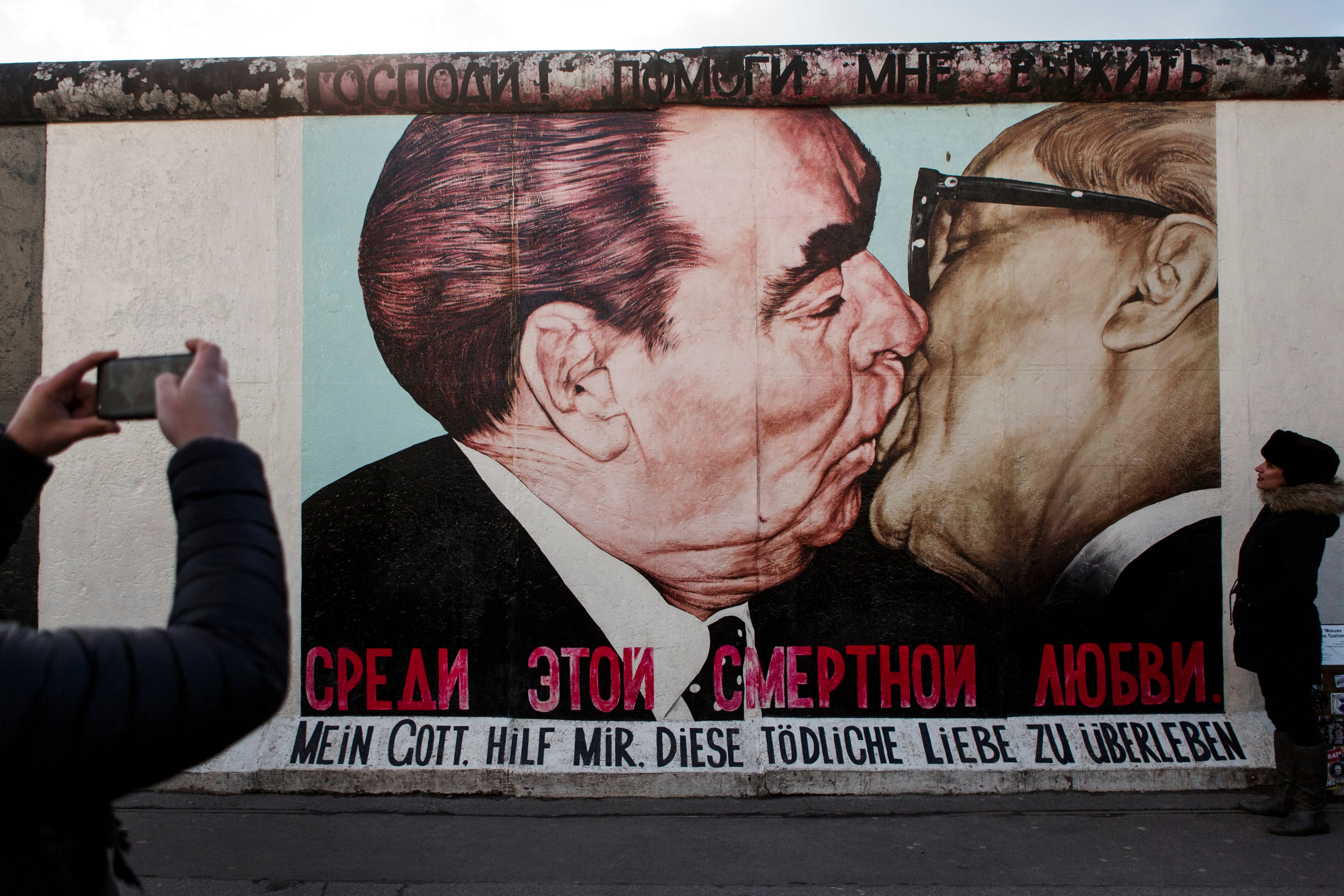 Mítico mural de Leonid Brezhnev besando a Erich Honecker en el muro de Berlín.