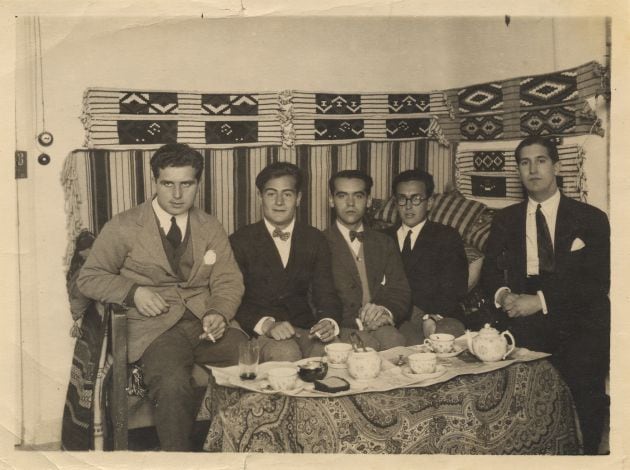 De izquierda a derecha, Louis Eaton-Daniel, Juan Centeno, Federico García Lorca, Emilio Prados y José (Pepín) Bello en una habitación de la Residencia de Estudiantes, Madrid, 1924. Copia de época.