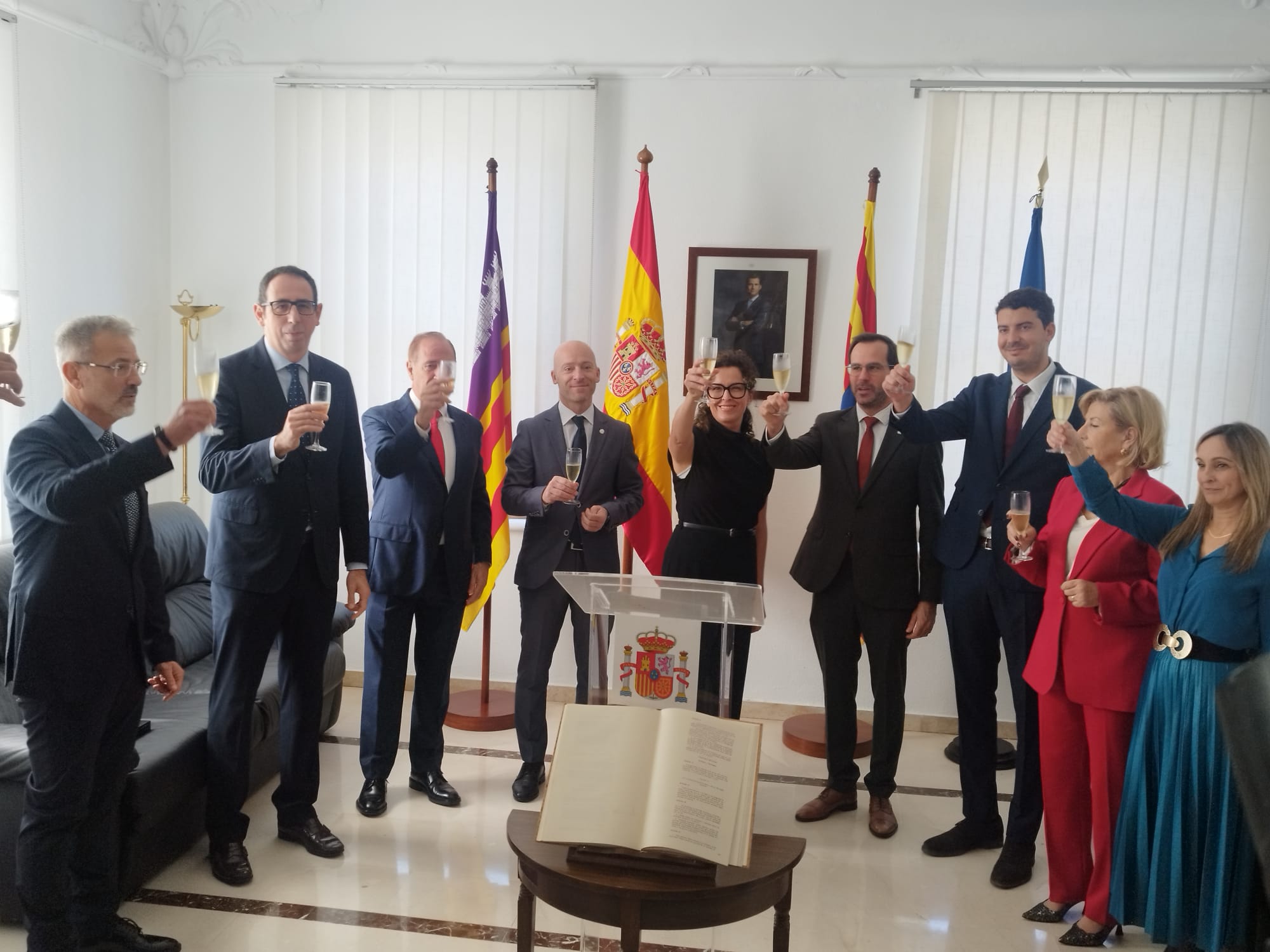 Un brindis per la Constitució en el seu 47è aniversari.