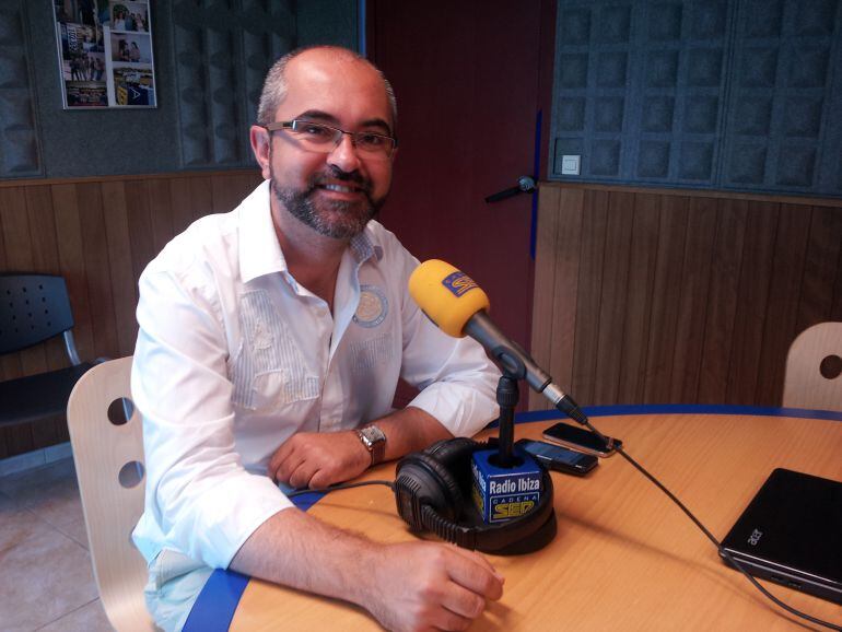 Vicent Roig, en una imagen de archivo en los estudios de Radio Ibiza SER
