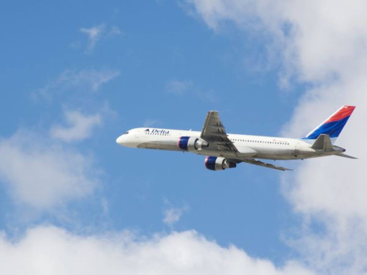 Una azafata rompe una botella en la cabeza de un hombre que quería abrir la puerta