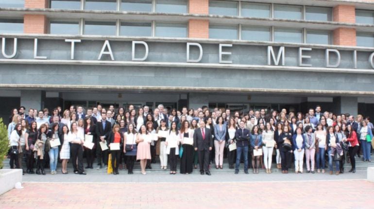 Foto de familia de los residentes que han terminado su formación