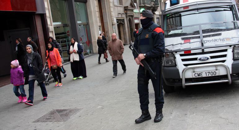 Mossos d&#039;Esquadra patrullando en el Paseo de Gracia de Barcelona