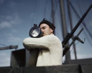 Un marinero hace señales a otro barco de un convoy aliado en el Atlántico, entre EEUU e Inglaterra. 1942.