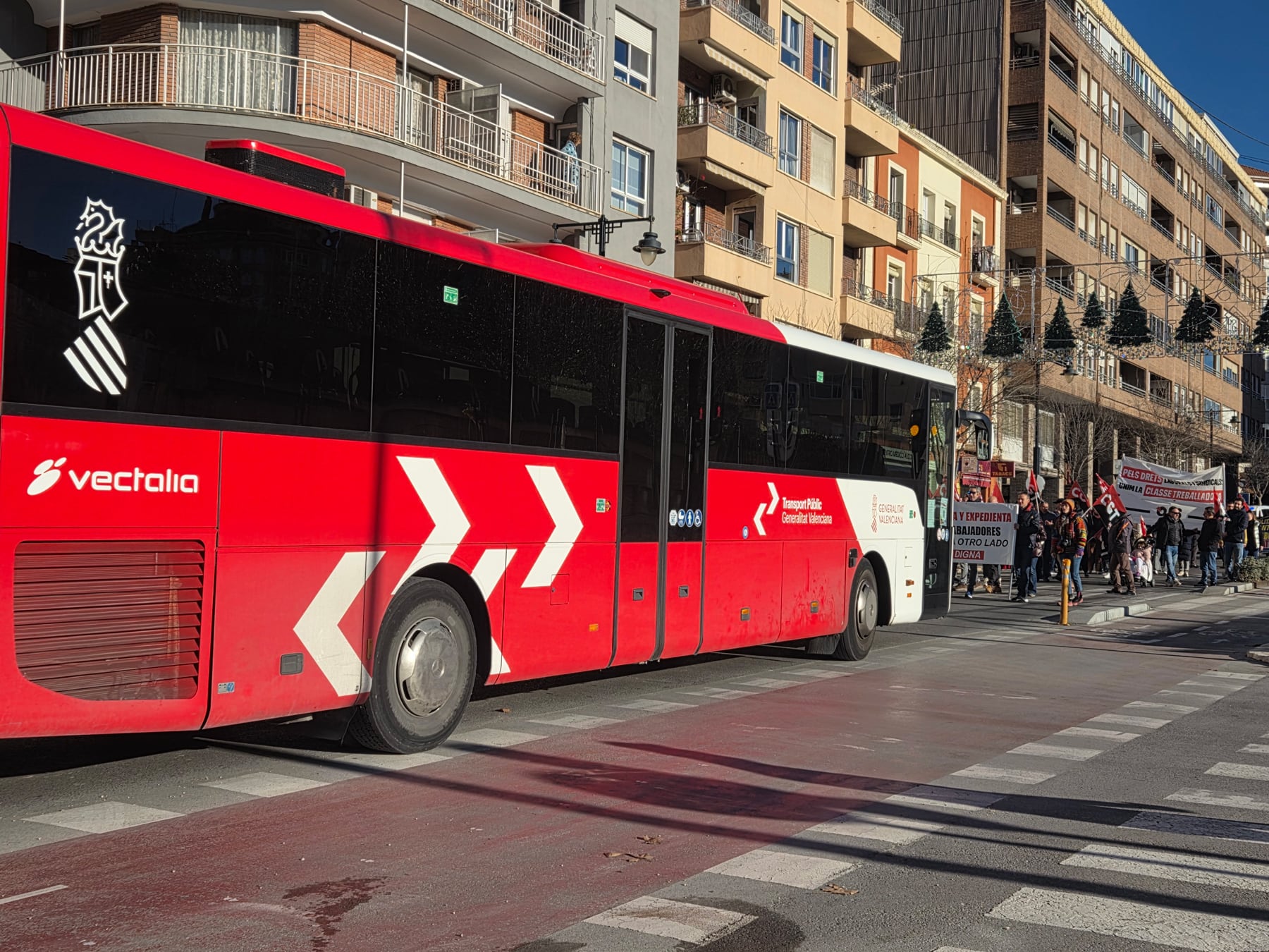 Un autobús de Vectalia, parado a la espera del paso de la manifestación