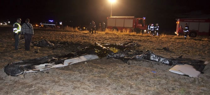 Estado en el que ha quedado la avioneta, del tipo ultraligero, que se ha siniestrado en Salobralejo (Ávila).