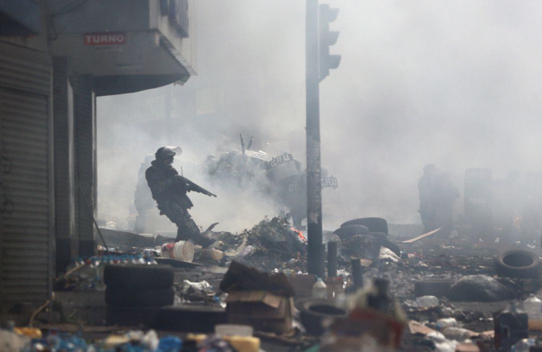 Miembros de las Fuerzas Armadas Ecuatorianas en las calles de Quito durante las protestas contra el presidente Lenín Moreno por su plan de austeridad.