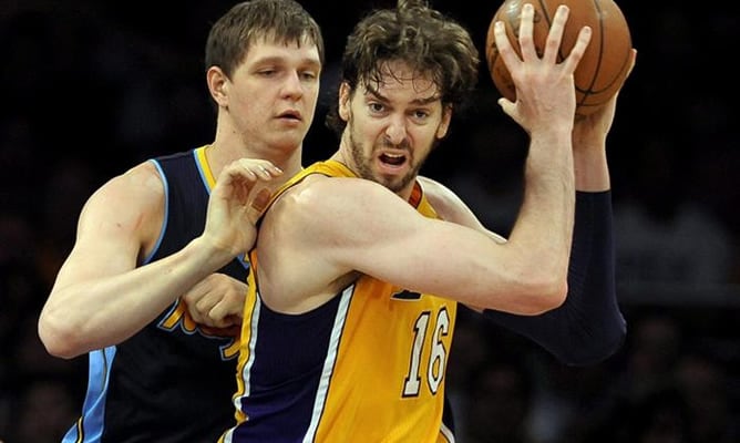 El jugador español Pau Gasol, en acción ante la marca del ruso Timofey Mozgov, de los Nuggets de Denver