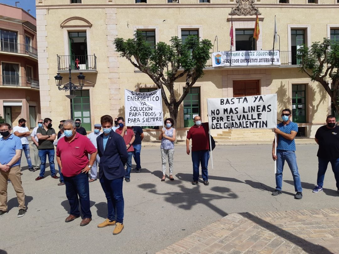 Vecinos piden el soterramiento de las líneas eléctricas.