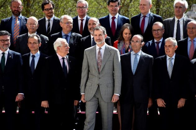 El rey Felipe VI, acompañado por los ministros en funciones de Exteriores, Josep Borrell (3i), y de Ciencia, Innovación y Universidades, Pedro Duque (2i), y el presidente del Real Instituto Elcano, Emilio Lamo de Espinosa, entre otras autoridades, posa para la foto de familia de la reunión anual del Consejo Científico del Real Instituto Elcano