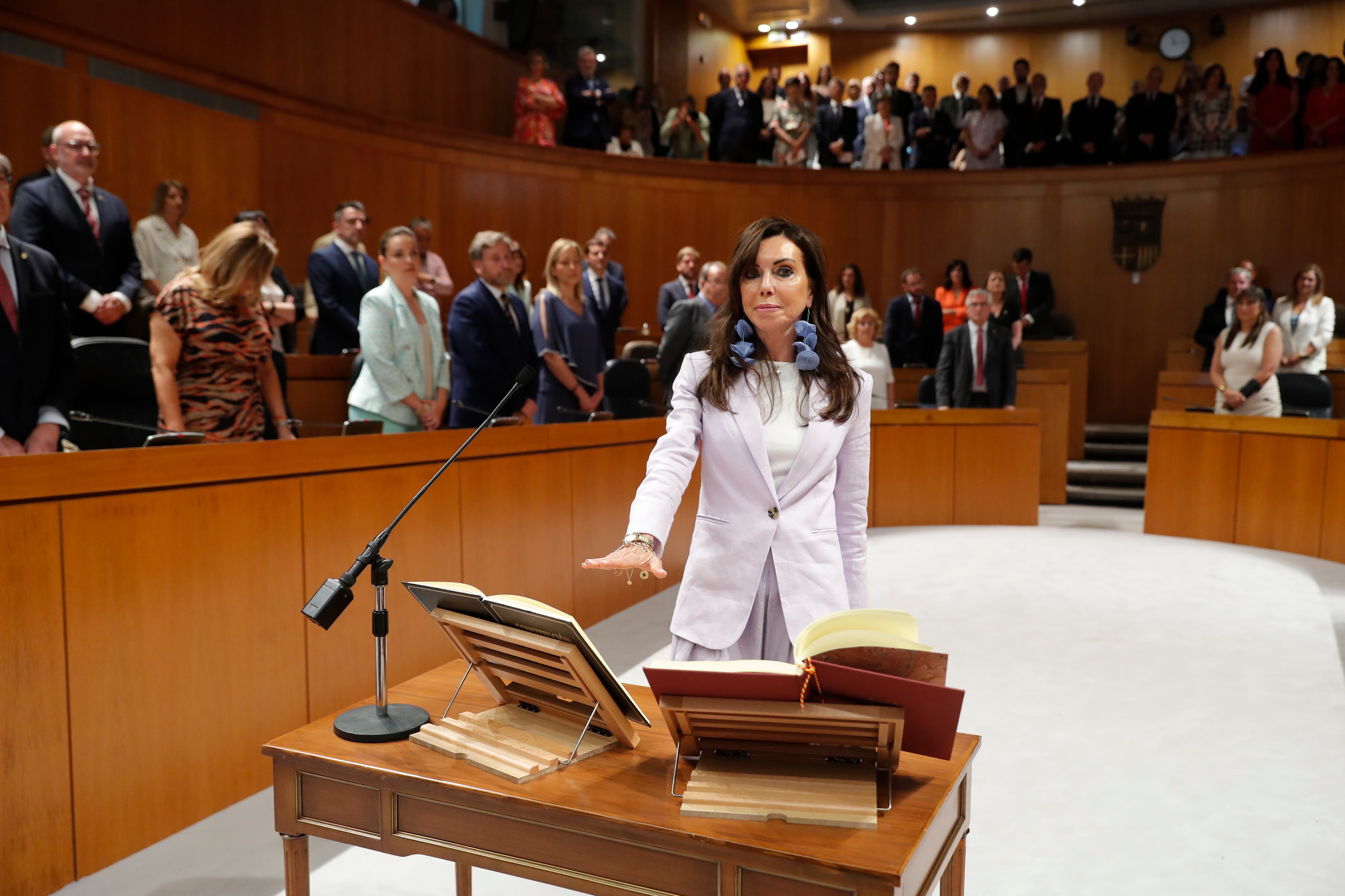 -FOTODELDÍA- ZARAGOZA, 23/06/2023.- La diputada de VOX, Marta Fernández toma posesión del cargo durante el pleno de constitución de las Cortes de Aragón, este viernes. EFE/ Javier Cebollada
