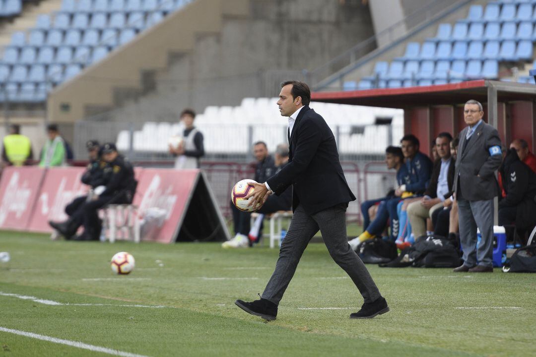 Fran Fernández muy metido en el partido.