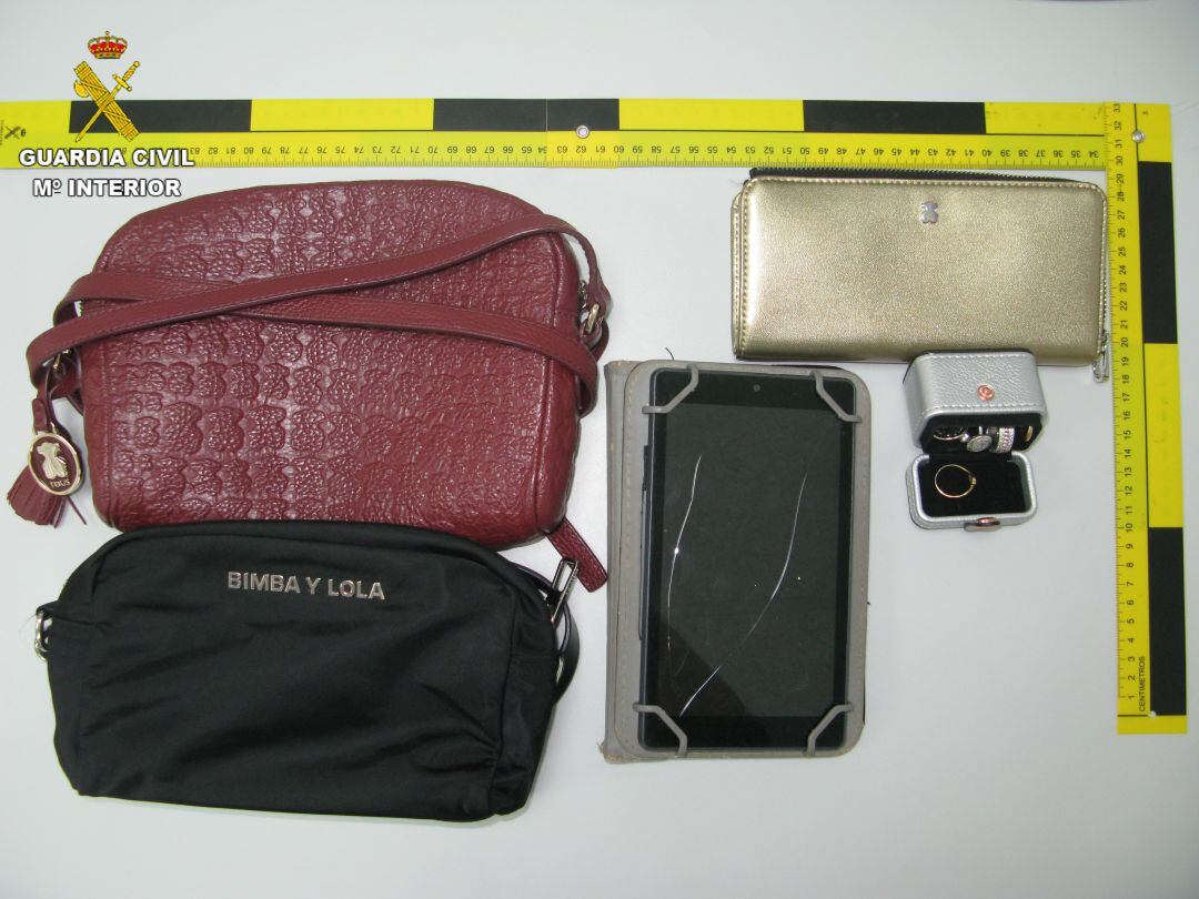 Algunos de los objetos recuperados por parte de la Guardia Civil.