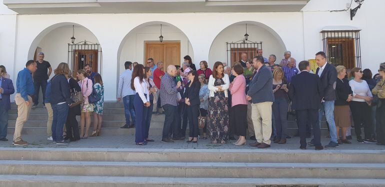 Representantes institucionales y vecinos se concentran en la Plaza de España de Las Gabias 